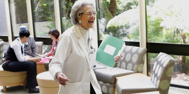 90 წლის ელენა გრიფინგი ლოიალური თანამშრომლის ცნებას ამართლებს.ცოტა ხნის წინ სანფრანცისკოელმა ექიმმა Bay Area-ს ჰოსპიტალში მოღვაწეობის 70 წლისთავი აღნიშნა.